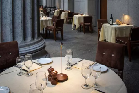 Nueva York: la lámpara de mesa de origen italiano que es un boom en la ciudad Hoy la Pina lamp ilumine las mesas de Cipriani en Nueva York.