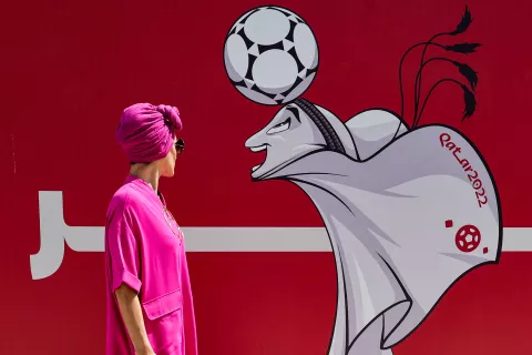 Mundial Qatar 2022: los códigos de vestimenta para quienes viajen Una mujer mira la mascota de la Copa Mundial de la FIFA Qatar 2022 en Doha.