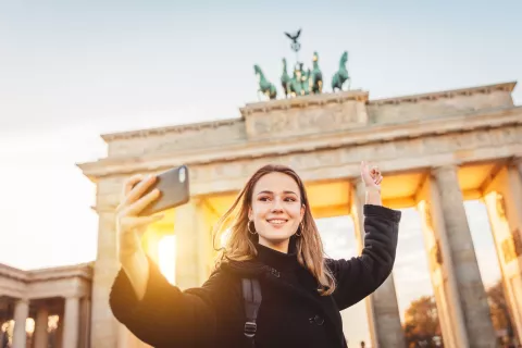 Migrar: Alemania crea una green card para atraer profesionales de todo el mundo La Puerta de Brandeburgo en Berlín, Alemania.