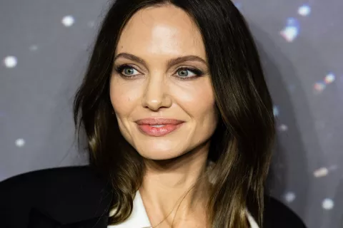 Angelina Jolie: vuelve al cine para dar vida a María Callas Angelina Jolie dará vida a la soprano María Callas en una película biográfica.
