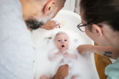 ¿Cuándo debo bañar a mi bebé recién nacido? Cuándo es mejor bañar a un bebé recién nacido