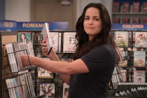 Melissa Fumero es Eliza en Blockbuster.