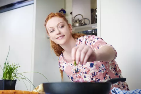 Dieta keto: ¿qué se puede comer y qué beneficios tiene? mujer cocinando