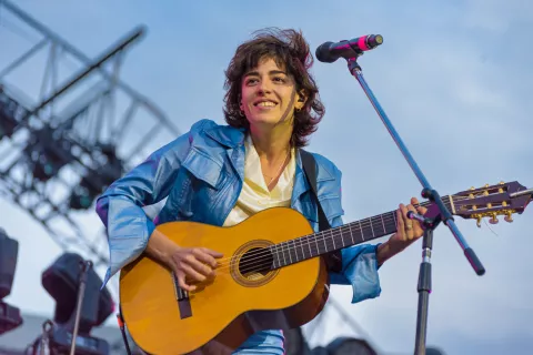 Zoe Gotusso: la cantante argentina, telonera de Coldplay, que la rompió en River Zoe Gotusso ayer en River, abriendo el concierto de Coldplay.