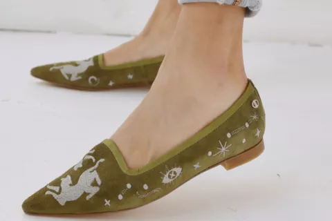 Zapatos: cuáles son los colores de moda para esta temporada Color a los pies