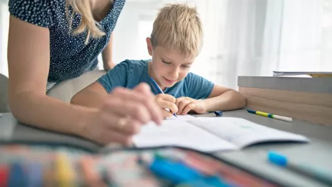 Dislexia: los síntomas para identificar este trastorno del aprendizaje Entre los sintomas comunes, las infancias con dislexia suelen rotan los fonemas e invertir las silabas y números