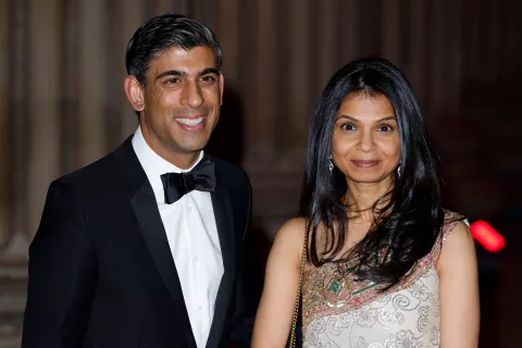 Quién es Akshata Murty, la esposa del nuevo primer ministro de Reino Unido, cuya fortuna supera a la de la Reina Isabel II.