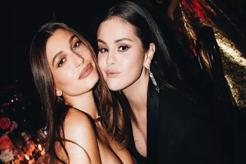 Hailey Bieber y Selena Gomez: se viralizaron unas fotos que las muestran juntas por primera vez Hailey Bieber y Selena Gomez posaron juntas en el evento.