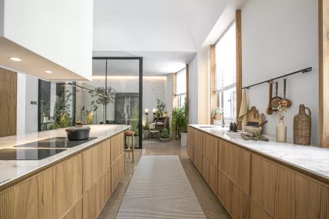 Casa FOA: las tendencias más importantes del mundo deco Madera, naturaleza y reuso en el Espacio 12,Cocina Comedor, ganador de la Medalla de Oro. Diseñado por MeMo Arquitectas y Daniel Germani con la dirección de arte de Silvina Bidabehere para Cocinas De Otro Tiempo.