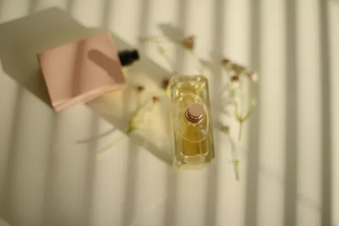 Día de la Madre: 10 perfumes ideales para regalarle en su día 10 perfumes para regalar en el día de la madre