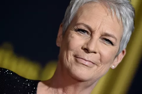 Jamie Lee Curtis habla sobre su adicción al Vicodin: "Posiblemente hoy estaría muerta" Jamie Lee Curtis durante el estreno de Knives Out.