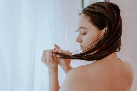 Lavarse el pelo: cuál es la frecuencia recomendada Cuál es la frecuencia indicada para lavarse el pelo.