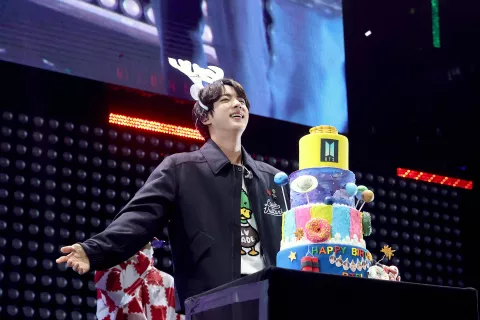 Jin de BTS: el k-idol que llega a la Argentina y que revolucionó a millones de fans Kim Seok-jin, más conocido como Jin, es uno de los miembros del exitoso grupo BTS.