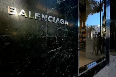 Balenciaga apuesta a la economía circular y lanza un programa de reventa El exterior de uno de los locales de Balenciaga en Beverly Hills.
