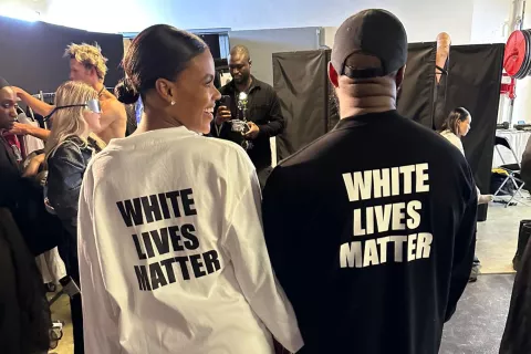 Kanye West: promueve la supremacía blanca en su desfile en París Candace Owens y Kanye West en el desfile de Yezzy.