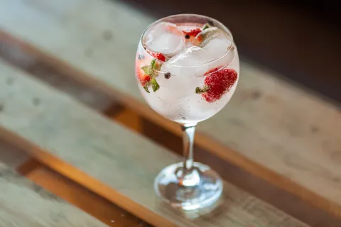 Gin tonic: 8 botellas de gin que vas a querer descubrir Cuatro propuestas de gin, ideales para las amantes del gin tonic.