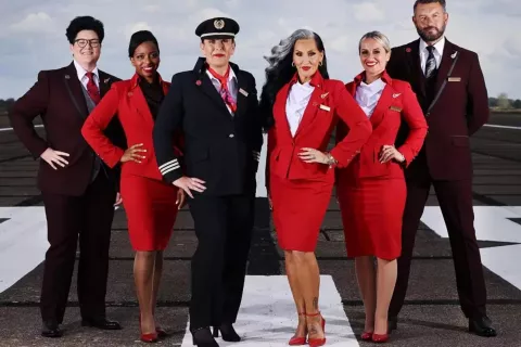 Identidad de género: Virgin Atlantic habilita que sus empleados elijan qué uniforme usar Los nuevos uniformes de Virgin Atlantic.