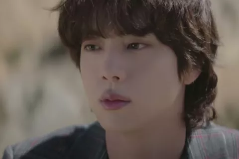 El teaser de The Astronaut, la nueva canción de Jin de BTS junto a Coldplay Jin presenta The Astronaut, mañana viernes 28.