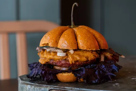 Cuándo es Halloween: 5 lugares para salir a festejar con amigas Hierbabuena Vegan creó tres preparaciones especiales para Halloween.