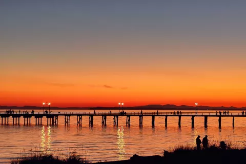 Vancouver: 5 impresionantes lugares que tenés que visitar Atardecer en White Rock, uno de los barrios con mayor crecimiento de British Columbia.