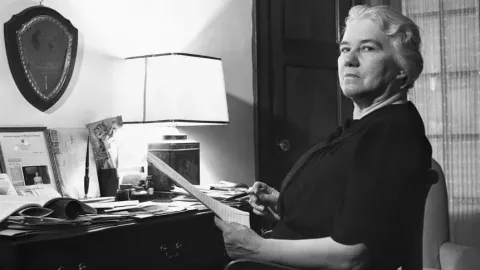 Elizabeth Kenny: quién fue y por qué Google la homenajea Elizabeth Kenny fue una enfermera australiana que desarrolló un tratamiento alternativo para la poliomielitis