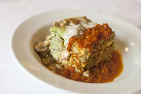 Lasaña, una receta que reversiona al clásico italiano y lleva alcauciles Lasaña veggie con espárragos y alcauciles.