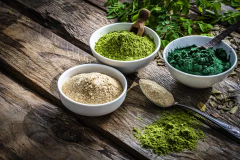Maca: el superalimento que viene de la familia que el brócoli Superalimentos: espirulina molida, maca y moringa.