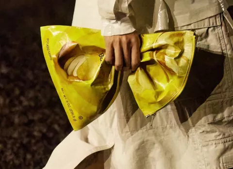 ¿Cómo es el bolso de papas fritas de Balenciaga? El bolso de papas fritas de Balenciaga.