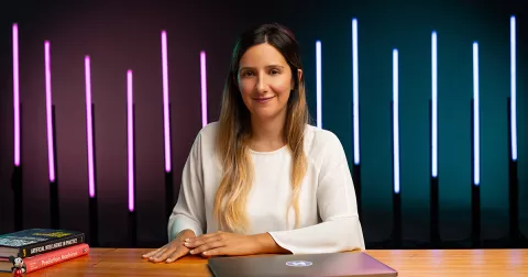 Inteligencia Artificial: es argentina, estudió en Harvard y, con 29 años, diserta sobre tecnología para el mundo Camila Manera es licenciada en Ciencias de la Computación y cursó estudios en Harvard y el MIT.