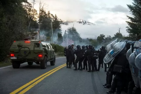 Mujeres mapuches en el centro del conflicto por las tierras: ¿por qué las detuvieron y trasladaron a Buenos Aires? Desde la comunidad mapuche denuncian violación a los derechos humanos.