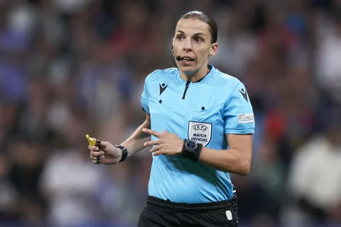 Quién es Stéphanie Frappart, la primera árbitra mujer en presidir un mundial.