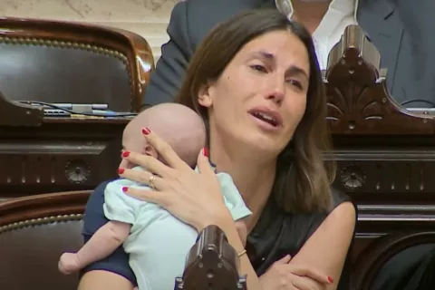 El conmovedor discurso de Camila Crescimbeni por la Ley Johanna: “Es la diferencia entre sanar y estar en deuda” El emotivo discurso de Camila Crescimbeni.