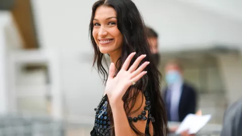 Cómo es el bolso preferido de Bella Hadid, creación de un diseñador autodidacta Bella Hadid y su bolso preferido