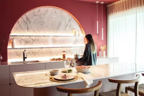 Tendencias en cocinas: cómo ambientarlas con onda Tendencia en cocinas: luces, color y curvas son los tres elementos que dominan el diseño. Eso sí: ¡no te dan ganas de ensuciar nada!