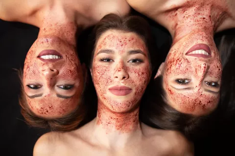 Por qué las máscaras faciales de sangre menstrual son la última tendencia beauty de TikTok Por qué las máscaras de sangre menstrual son tendencia.