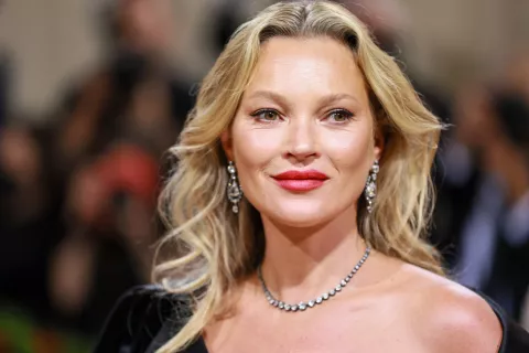 30 años después: Kate Moss recrea su icónica foto en donde posa desnuda Kate Moss recreó su icónica foto en donde posa desnuda.