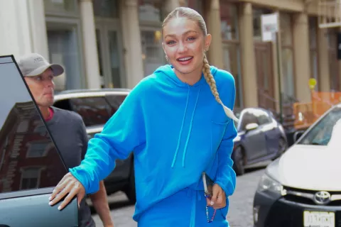 Gigi Hadid y las zapatillas adidas x Gucci que ya marcan tendencia Gigi Hadid y sus zapatillas adidas x Gucci.