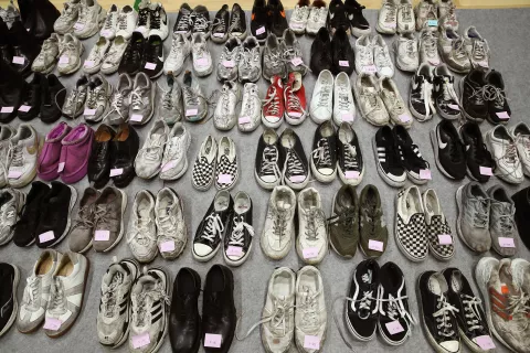 Tragedia en Corea del Sur: las desgarradoras historias de los familiares de las víctimas Las pertenencias de las víctimas de la estampida mortal de la celebración de Halloween se muestran en un gimnasio el 1 de noviembre de 2022 en Seúl, Corea del Sur.