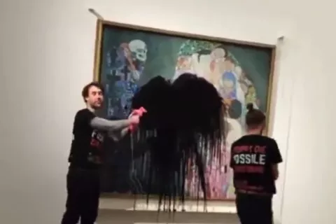Activistas atacaron un cuadro de Klimt con un líquido negro en un museo de Viena Ambientalistas rocían con líquido negro una obra maestra de Klimt en un museo de Viena.