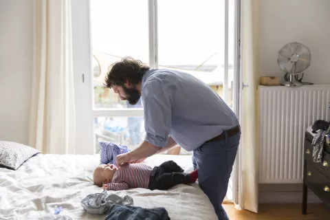 Nuevas masculinidades: ejemplos para cambiar las relaciones entre mujeres y varones Nuevas masculinidades: en busca de la igualdad entre varones y mujeres.