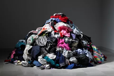 Este es el impacto ambiental de la ropa que descartamos: por qué deberíamos tenerlo en cuenta modasustentable-principal.png
