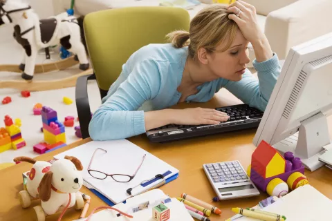 ¿Por qué el SIBO genera cansancio y mal humor? mujer cansada
