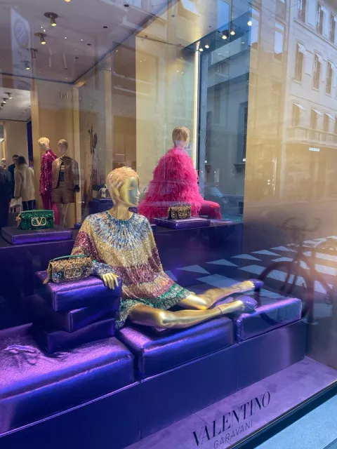 Tendencias 2023: la moda en las vidrieras de Milano Brillos en la vidriera de Valentino en Via Montenapoleone