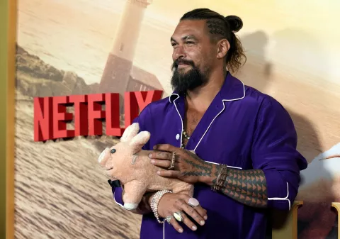 Jason Momoa le hizo un guiño a la Argentina y sorprendió a sus fans Jason Momoa tomó mate en un video y enloqueció a sus fans