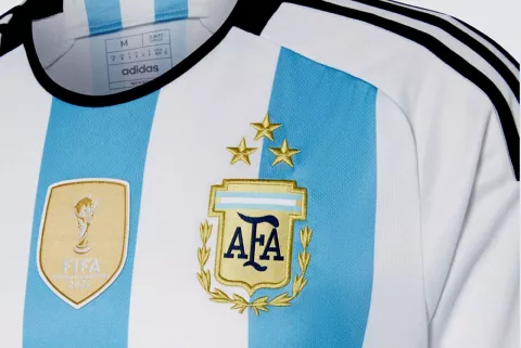 ¡Agotada! En cuestión de horas, se vendieron todas las nuevas camisetas de la Selección argentina Ya salió a la venta la nueva camiseta de la Selección Argentina con las tres estrellas.