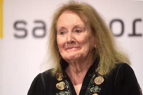 Annie Ernaux da un emotivo y empoderado discurso al recibir su Premio Nobel Annie Ernaux, la Premio Nobel de Literatura 2022.