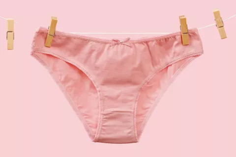 Esta es la razón de por qué durante Navidad se regala ropa interior rosa Por qué se regala ropa interior rosa en Navidad.