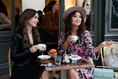 Emily in Paris: Lily Collins y Ashley Park confiesan cuál es su lugar favorito de la capital francesa emily-principal.png