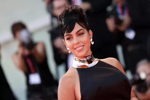 Georgina Rodríguez visitó la extraordinaria exhibición de Valentino en Qatar y quedó fascinada Georgina Rodríguez ,la esposa de CR7, publicó unas fotos en su cuenta de instagram del interior de la casa en la que vive en Arabia Saudita.