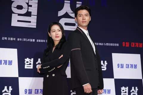 Son Ye-jin, la protagonista de Aterrizaje de emergencia en tu corazón, compartió una tierna foto de su primer hijo Son Ye-jin y Hyun Bin durante el estreno de Aterrizaje de emergencia en tu corazón.